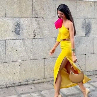 chica con vestido elegante amarillo